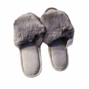 NEW Passage Gray Faux Fur Slippers 5/6